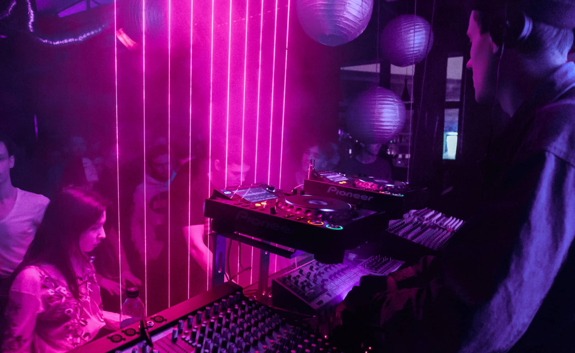 Feel The Expirence Top Right Image - Budapest-PartyHostess